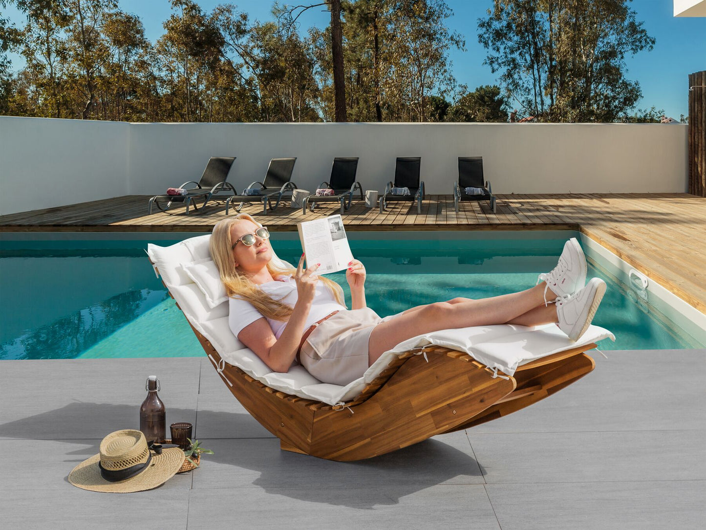 Acacia Wood Garden Sun Lounger Light with Cushion Off-White BRESCIA II