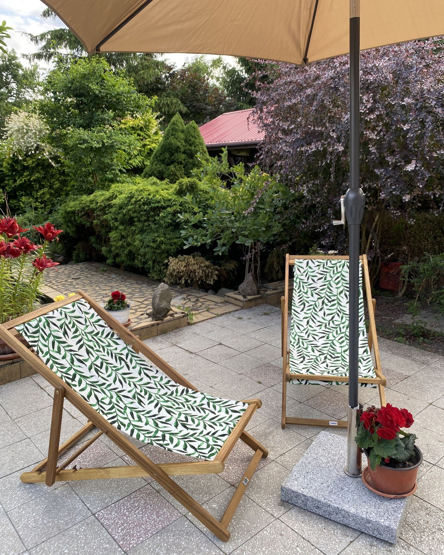 Set of 2 Acacia Folding Deck Chairs and 2 Replacement Fabrics Light Wood with Off-White / Leaf Pattern ANZIO