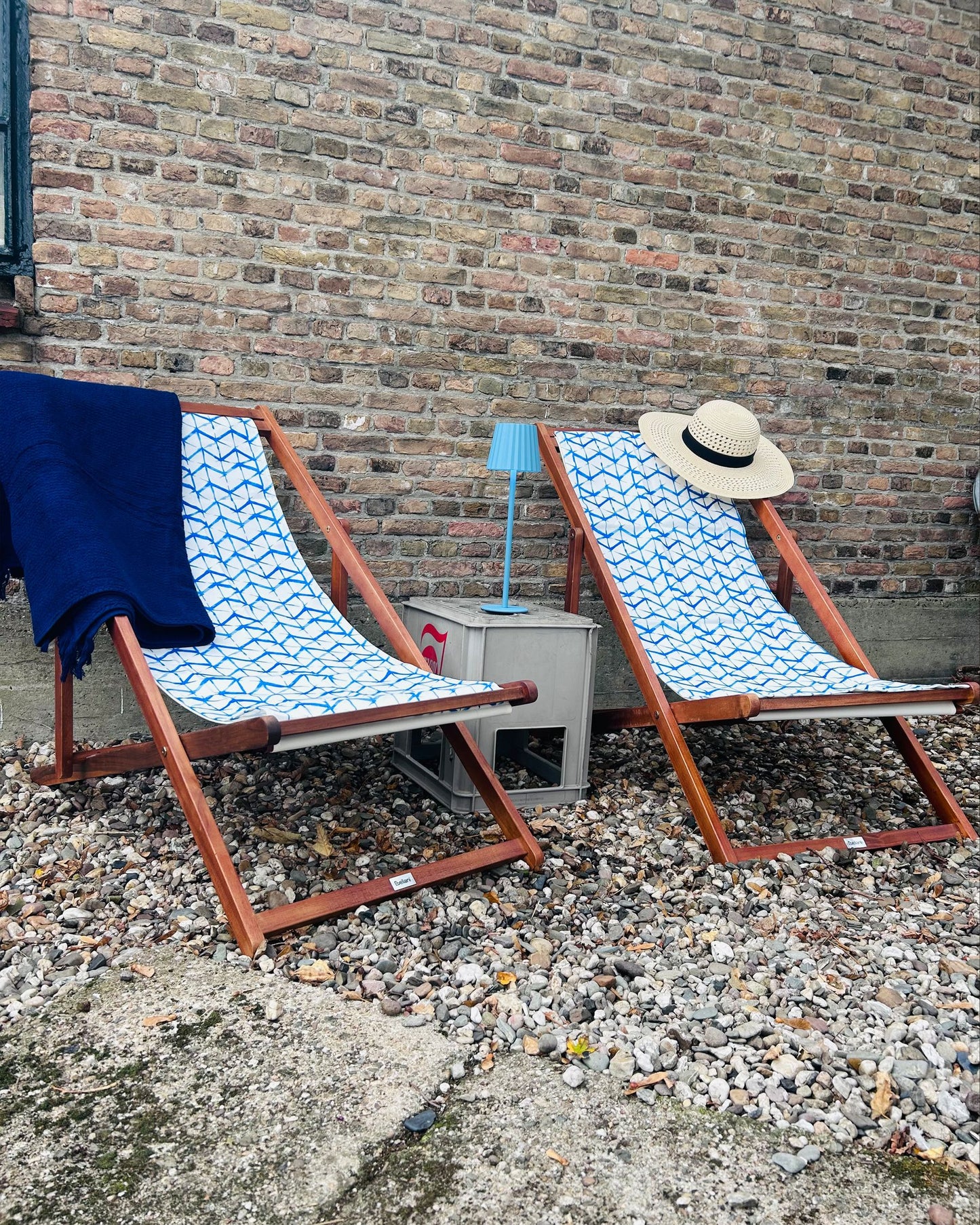 Set of 2 Acacia Folding Deck Chairs and 2 Replacement Fabrics Dark Wood with Off-White / White and Blue Pattern ANZIO