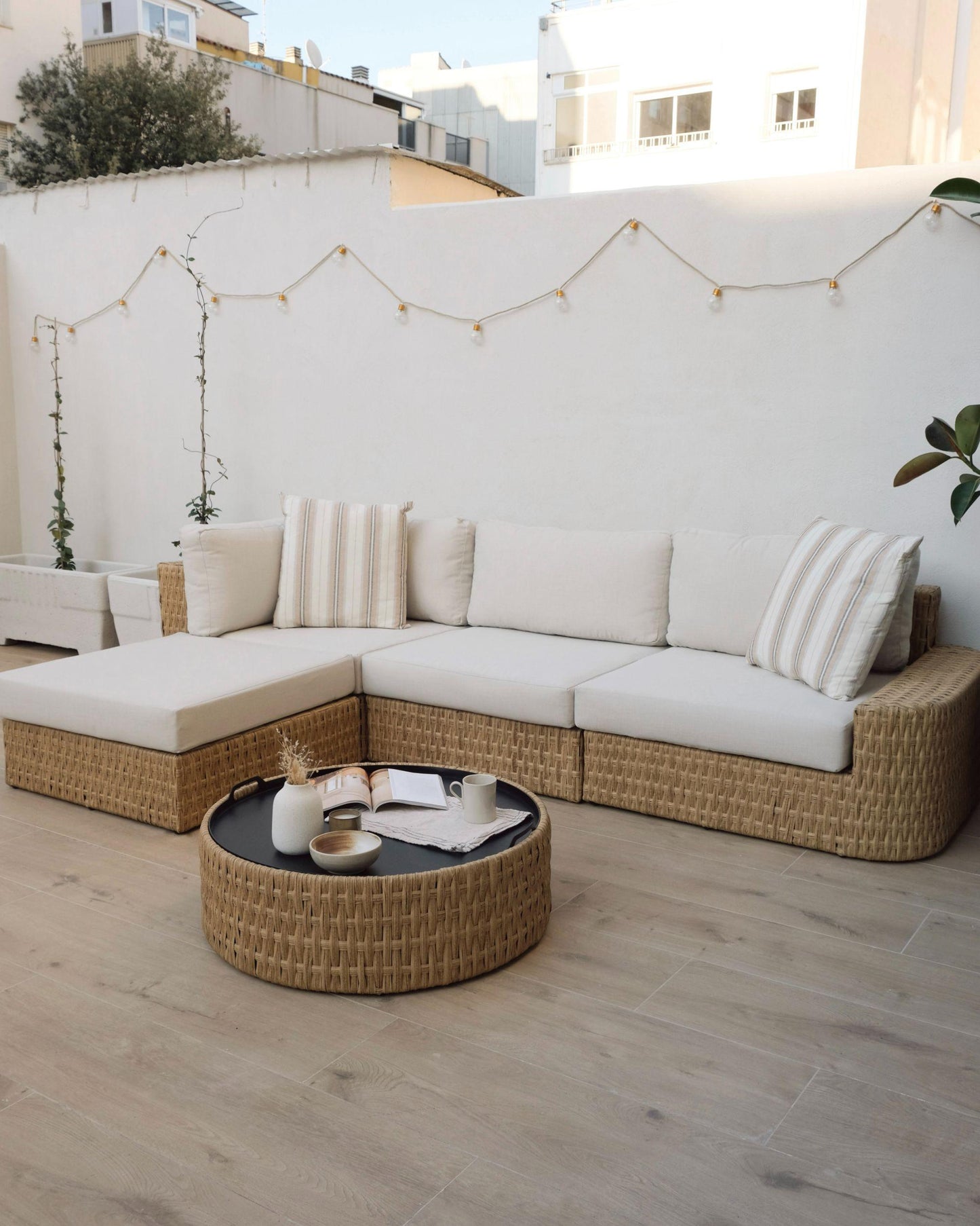 Garden Corner Sofa with Table 4 Seater OLIVERI Right Hand PE Rattan Beige