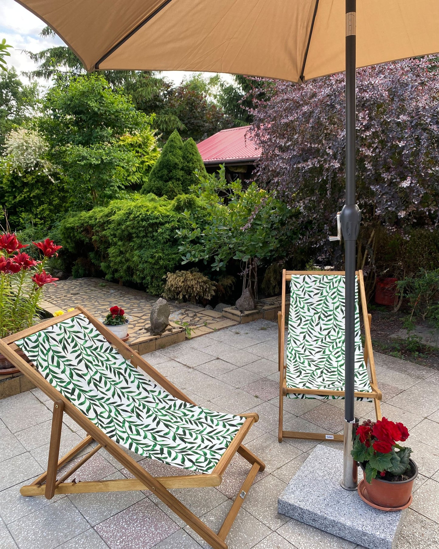 Set of 2 Acacia Folding Deck Chairs and 2 Replacement Fabrics Dark Wood with Off-White / Leaf Pattern ANZIO