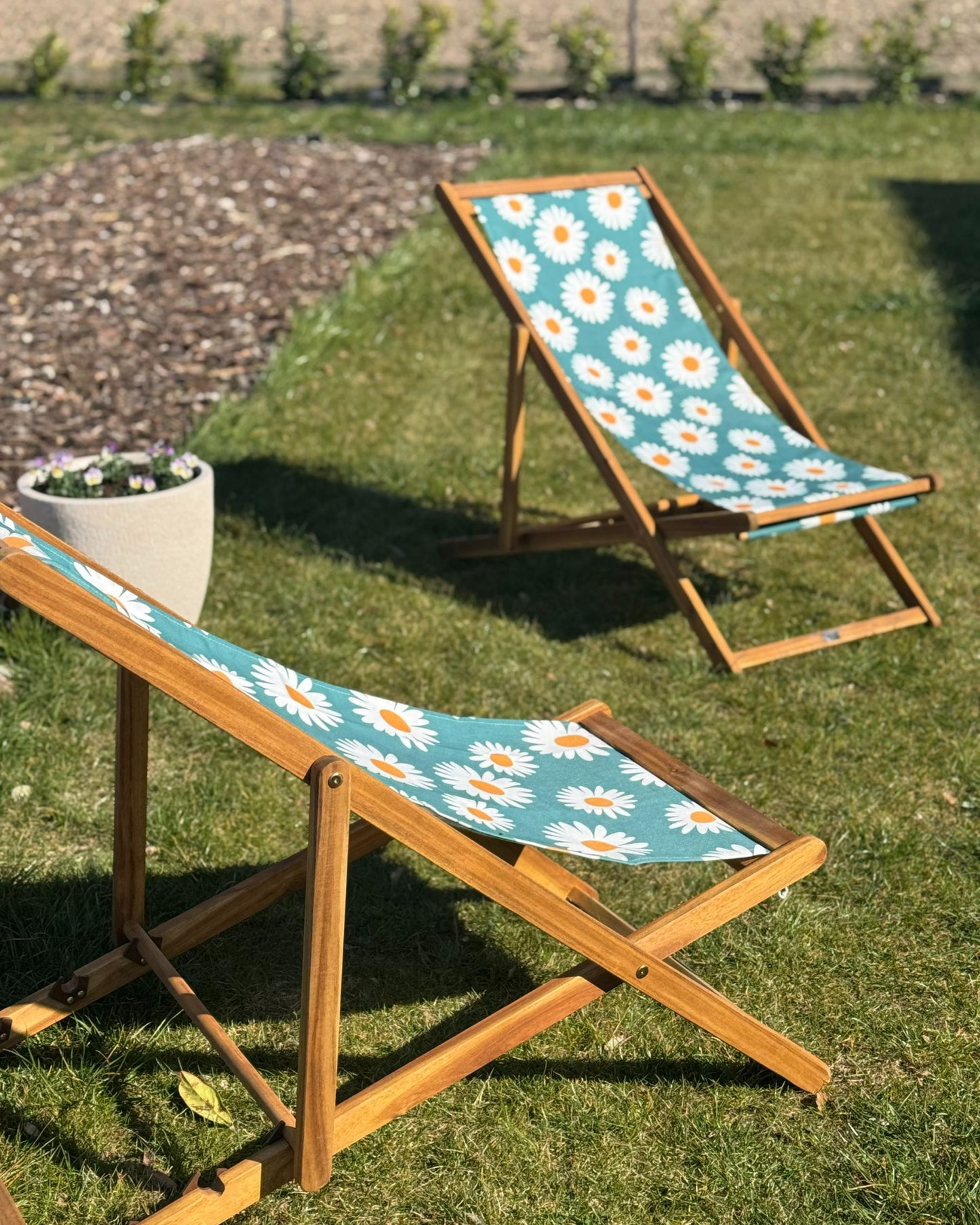 Set of 2 Acacia Folding Deck Chairs and 2 Replacement Fabrics Light Wood with Off-White / Chamomile Pattern ANZIO