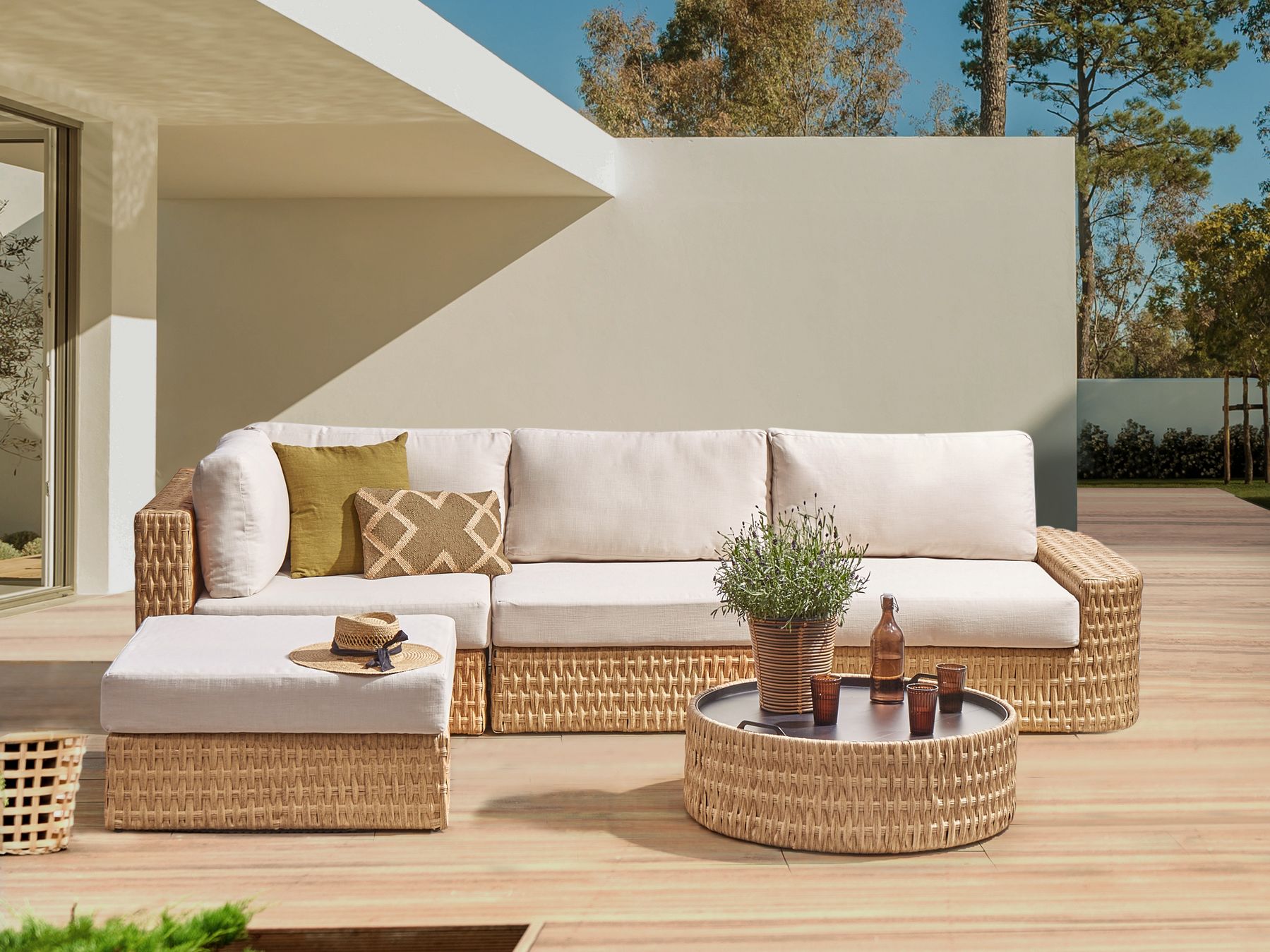 Garden Corner Sofa with Table 4 Seater OLIVERI Right Hand PE Rattan Beige