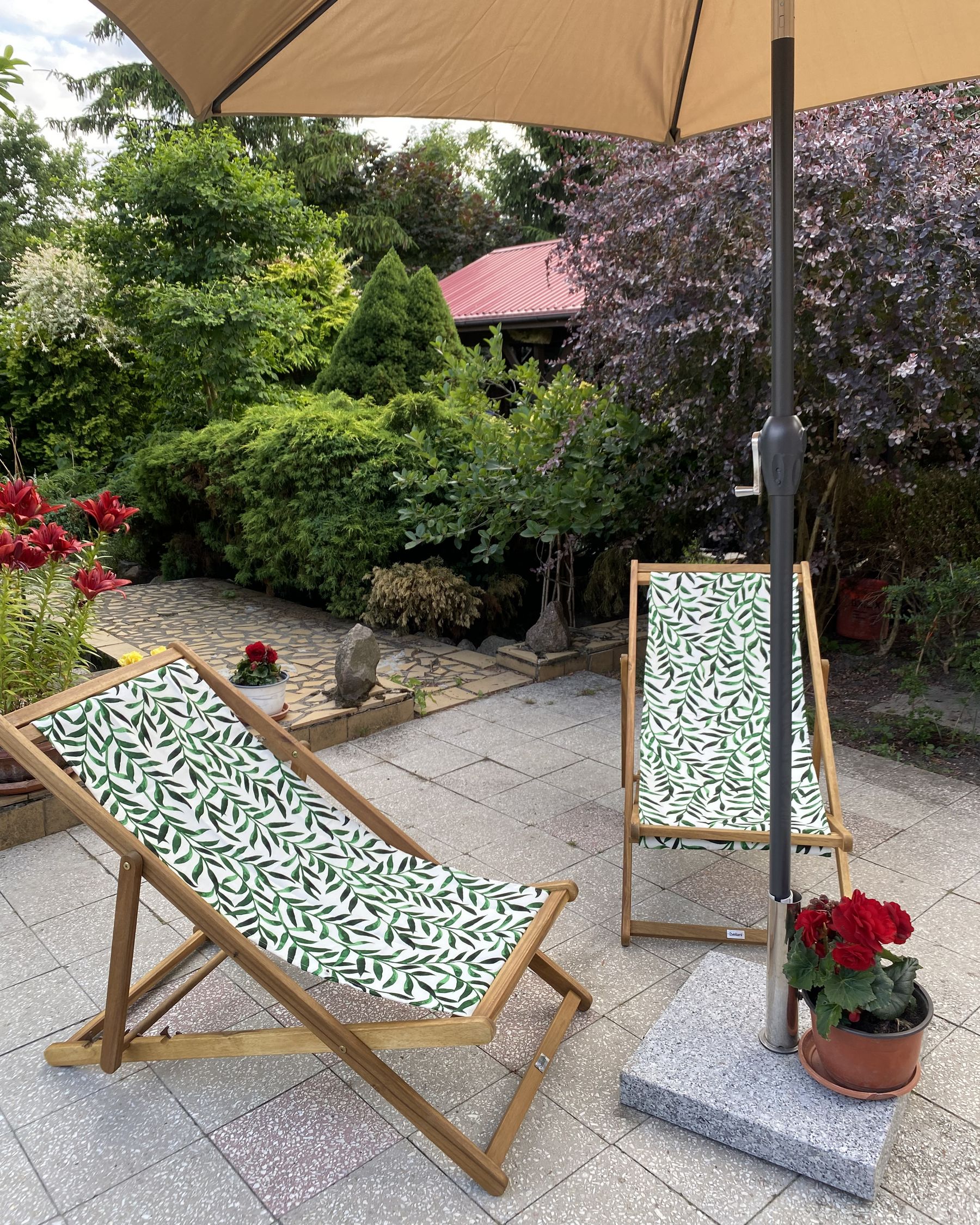 Set of 2 Acacia Folding Deck Chairs and 2 Replacement Fabrics Light Wood with Off-White / Leaf Pattern ANZIO