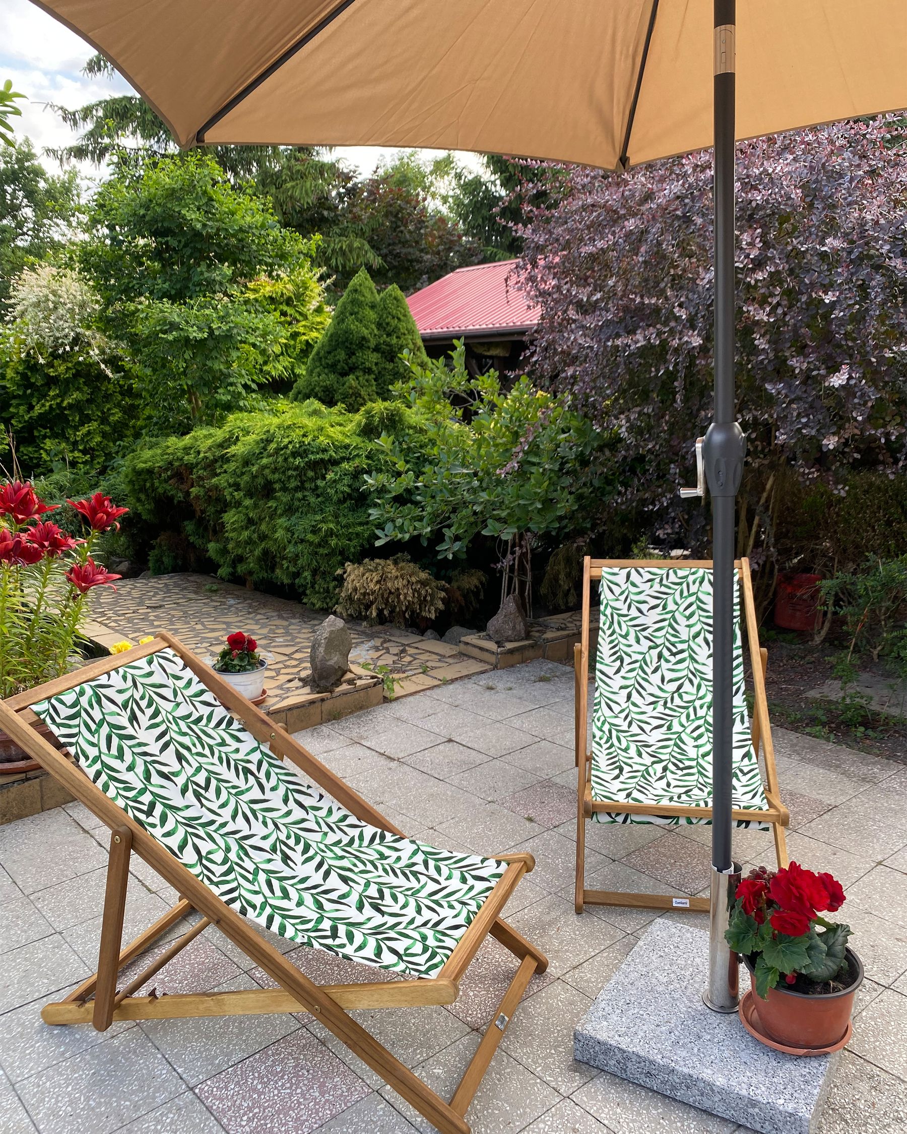 Set of 2 Acacia Folding Deck Chairs and 2 Replacement Fabrics Dark Wood with Off-White / Leaf Pattern ANZIO