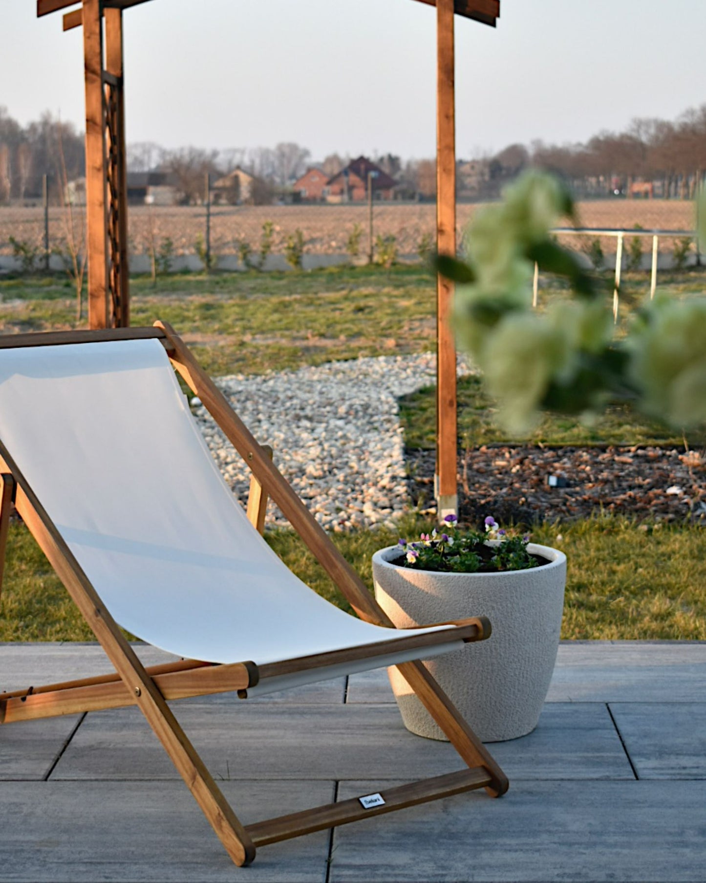 Set of 2 Acacia Folding Deck Chairs and 2 Replacement Fabrics Light Wood with Off-White / Chamomile Pattern ANZIO